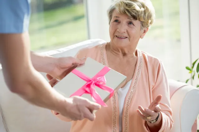 Read more about the article 12 Heartwarming Gift Ideas for Dementia Patients That Truly Make a Difference