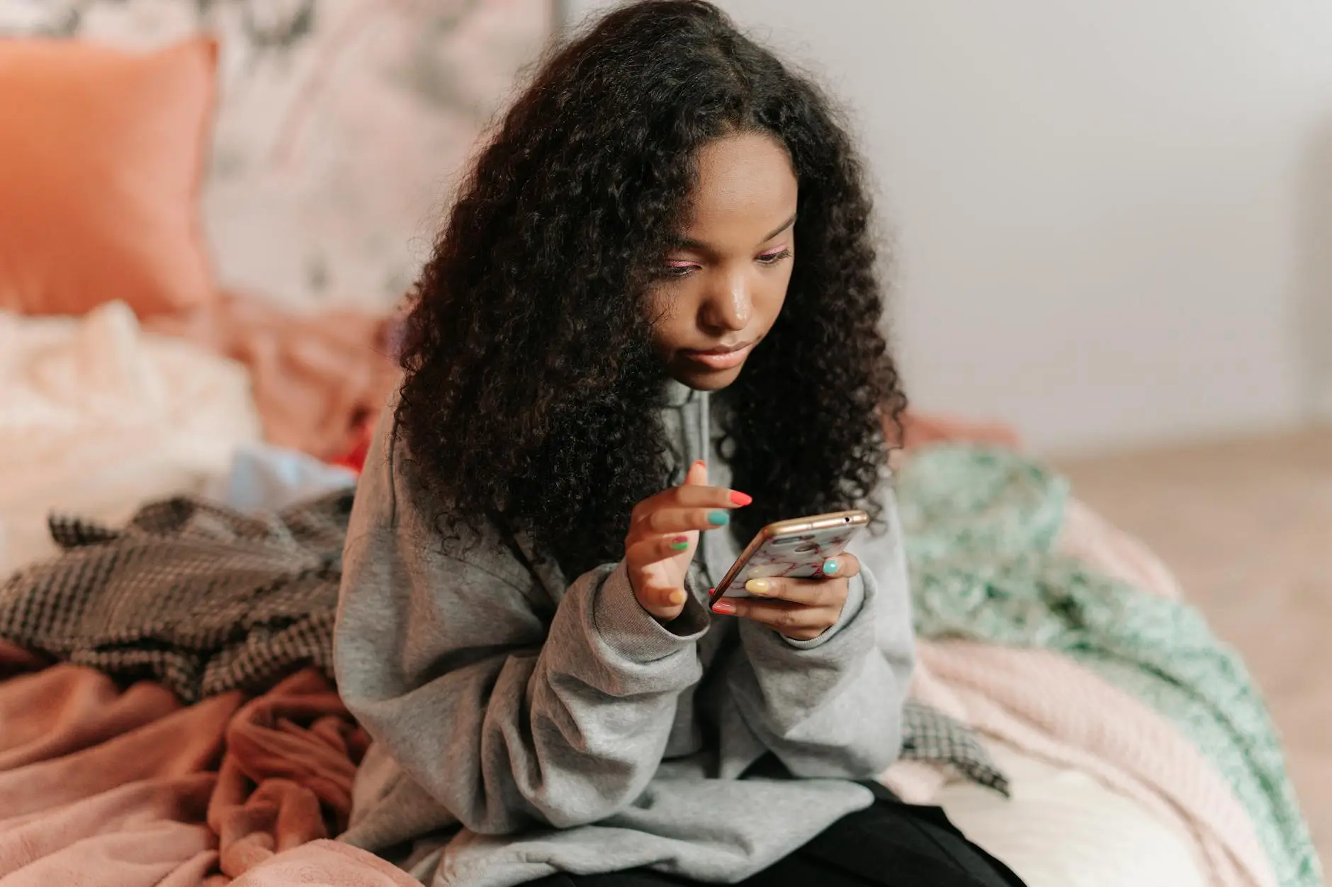 Read more about the article Shocking Truth: 7 Ways Social Media Fuels Rising Bulimia Rates Among Young Brits