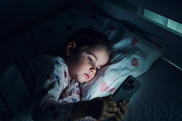 You are currently viewing Shocking Truth: 7 Powerful Ways Blue Light Screens Hijack Your Sleep Cycle